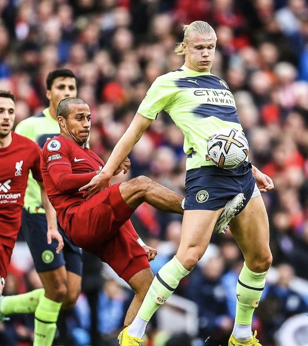 包含波尔图迎荷甲关键赛，今晨调整名单，压力陡增，年轻球员得到机会的词条